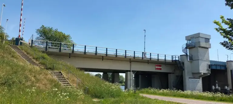Friese brug met verkeer en scheepvaart, aandacht voor bereikbaarheid en infrastructuur in Fryslân